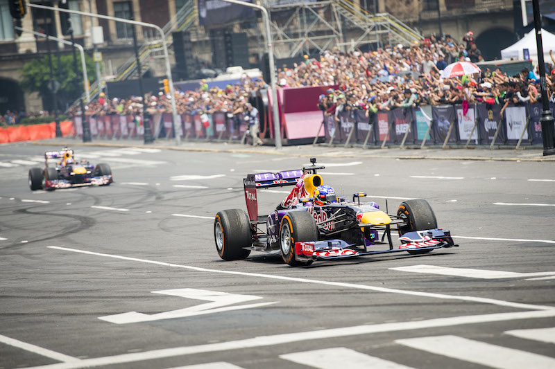 Los dos coches de F1 juntos, algo raro en un show run_foto Marcos Ferro_Red Bull Content Pool